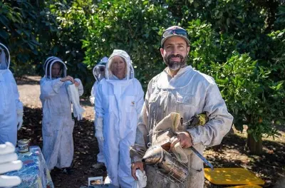 Apiario en Ojai Valley: Abre colmenas con apicultor local