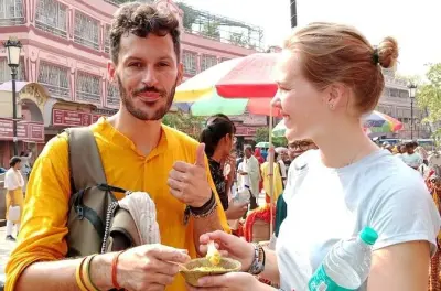 Tour de comida callejera en Varanasi: 2 horas con guía local