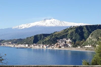 Scopri i crateri dell’etna, assaggia vino e miele locali e passeggia per corso umberto e il teatro greco di taormina. transfer privato dal porto incluso.