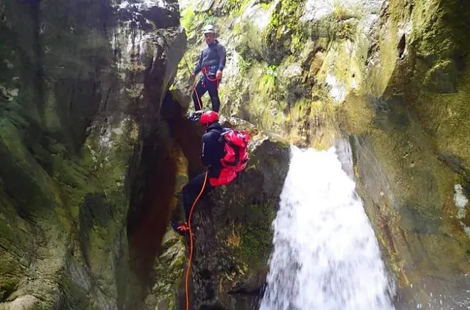 Discese in corda doppia da 20 m nel canyon Škurda vicino a Kotor