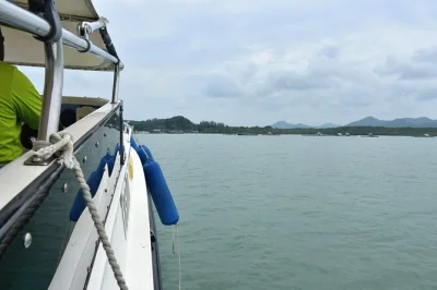 Von phuket mit dem speedboot nach koh yao yai oder koh yao noi – inklusive optionaler hotelabholung und bequemer ankunft am pier. jetzt buchen für eine entspannte inselüberfahrt.