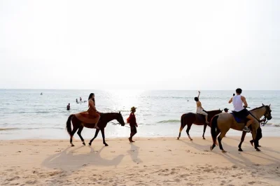 Erlebe einen entspannten ausritt am weißen sandstrand von phuket mit einem freundlichen thailändischen guide. inklusive helm, wasserflasche und kompletter ausrüstung. jetzt deinen platz sichern!