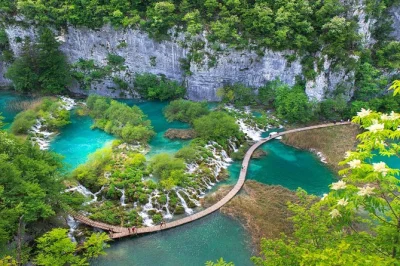 Découvrez les cascades des lacs de plitvice, baladez-vous sur des passerelles en bois et profitez d’une promenade en bateau lors d’une excursion privée depuis split. prise en charge à l’hôte