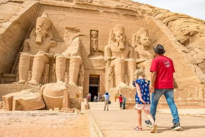 Viaggia da aswan a luxor con guida locale, visita abu simbel, il tempio di philae e la valle dei re. include pick-up in hotel, biglietto del treno e trasferimenti.
