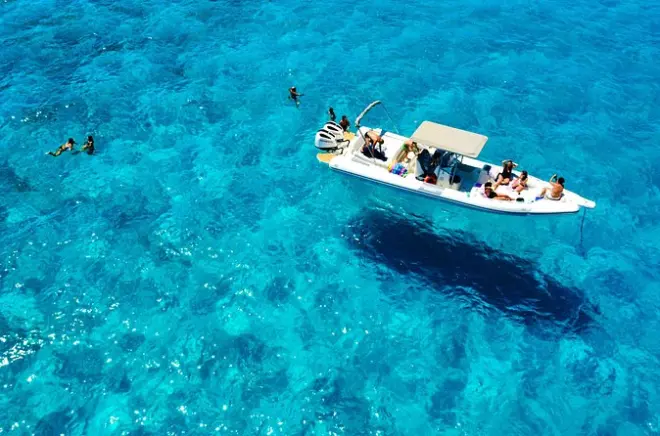 Ilhas Egadi de dingue com paradas para nadar em Favignana e Levanzo