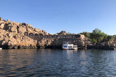 Scopri il tempio di philae in barca, ammira l’obelisco incompiuto e passeggia sulla diga di assuan con guida locale. trasporto privato e acqua inclusi.
