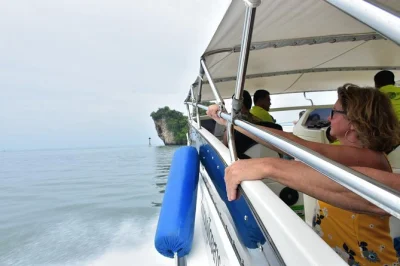 Da ao nang a phuket in speed boat con soste alle isole koh yao. include pick-up in hotel a krabi e drop-off a phuket. prenota ora un trasferimento comodo e veloce.