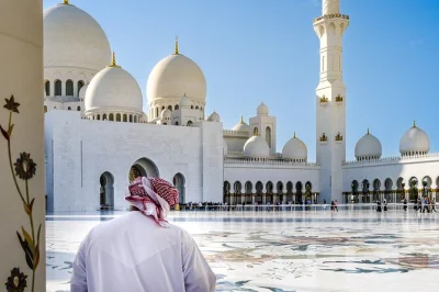 Découvrez la grande mosquée sheikh zayed, le heritage village et le marché aux dattes lors d’une excursion privée d’une journée depuis dubaï. transfert, guide et eau en bouteille inclus.