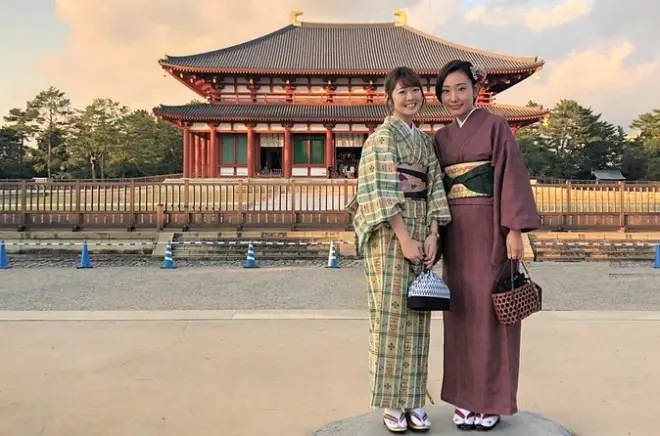 Kimonoverleih in Nara: Ankleiden mit Hilfe und dann erkunden