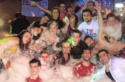 Serata pub crawl e club a Pilsen: Tour VIP nei locali sotterranei