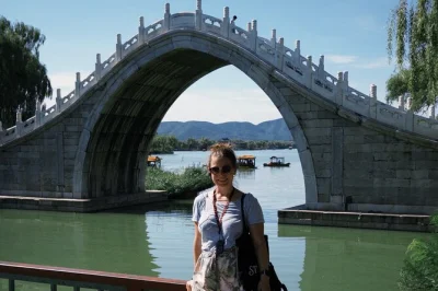 Descubre la gran muralla de mutianyu y pasea por los jardines imperiales del palacio de verano en beijing con guía local, entradas y transporte en bus con aire acondicionado incluidos.