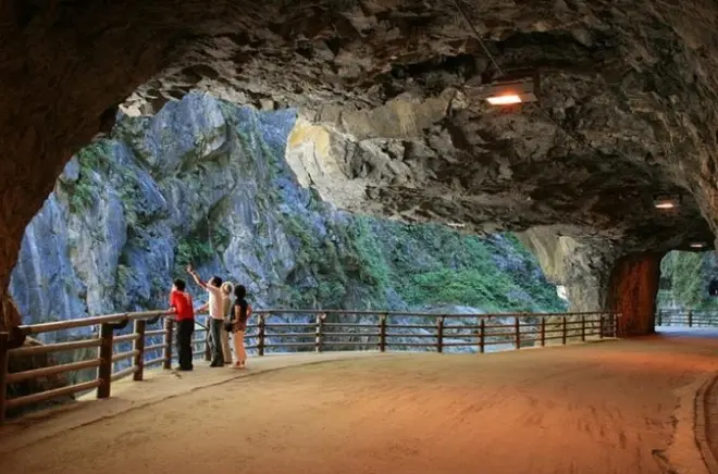 Hualien Day Tour: Qingshui Cliffs & Qixingtan Beach