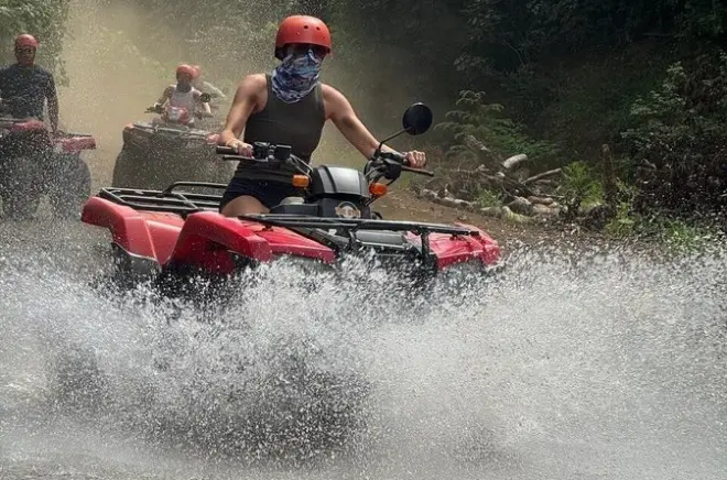 Quadriciclo em Guanacaste com trilhas e vida selvagem na montanha