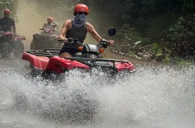 Quadriciclo em Guanacaste com trilhas e vida selvagem na montanha