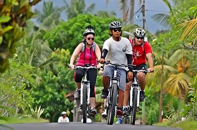 Tour in bici a Bali: Discesa e tramonto a Uluwatu