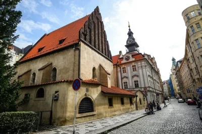 Recorre el barrio judío de praga con un guía local, visita sinagogas y el antiguo cementerio, y descubre historias que no encontrarás en las guías. incluye recogida y entradas a museos.