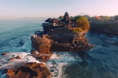 Tour por Ubud y templo Tanah Lot: Van privada y guía en inglés