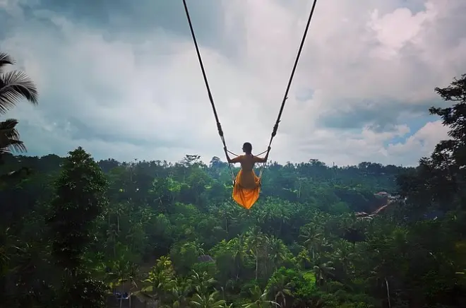 Bali Swing e tempio di Uluwatu con cena a Jimbaran