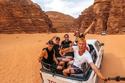 Erkunde wadi rum mit dem jeep, besuche berühmte sehenswürdigkeiten und übernachte in einem beduinenlager. inklusive sandboarding, mahlzeiten und tee zum sonnenuntergang. buche jetzt dein wüstenabe