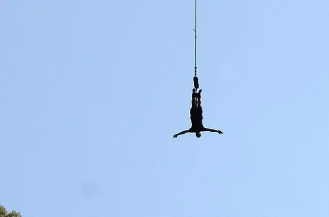 Saut à l'élastique au-dessus de la rivière Bhotekoshi, Népal