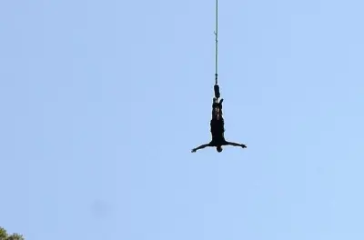 Saut à l'élastique au-dessus de la rivière Bhotekoshi, Népal