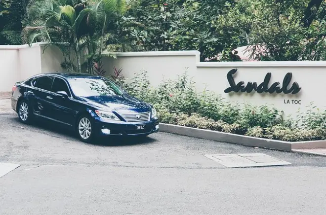 St. Lucia Flughafentransfer: Luxuslimousine mit Champagner