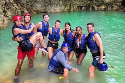 Erlebe die 7 wasserfälle von damajagua bei puerto plata: rutschen, springen und schwimmen mit guide, ausrüstung & transport. jetzt deinen platz sichern!