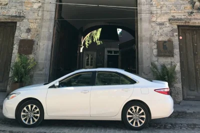 Private airport transfer in lima with local driver, 24/7 pickup, bottled water, and air-conditioned vehicle. book now for a smooth arrival or departure.