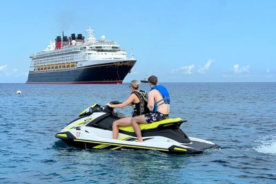 Location privée de jet ski à grand cayman avec livraison facile à votre hôtel ou condo. naviguez sur des eaux cristallines, gilets de sauvetage inclus. réservez maintenant pour une aventure flexi
