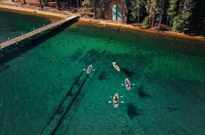 Kajakfahren auf dem Lake Tahoe Südufer im klaren Wasser