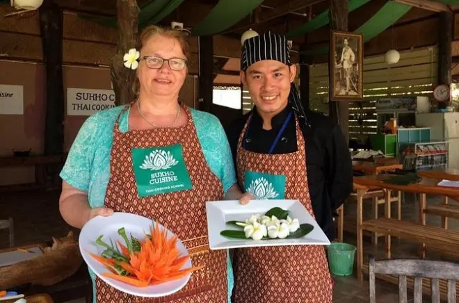 Frucht- und Gemüseschnitzkurs in Koh Lanta mit Koch