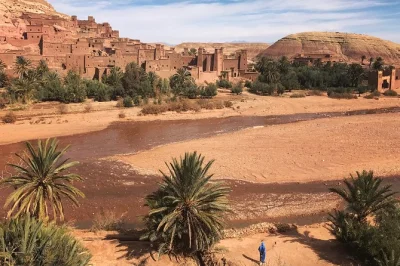 Von marrakesch aus zu ouarzazate und ait benhaddou reisen – mit lokalem guide, hotelabholung, fahrt durchs atlasgebirge und mittagessen mit blick auf die kasbah. jetzt buchen!