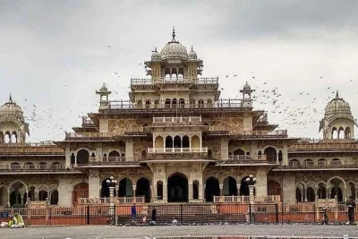 Découvrez jaipur, son fort amber, le city palace et ses marchés colorés lors d’une visite privée. transfert hôtel, voiture climatisée et guide local inclus. réservez vite.