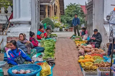 Mercado de Luang Prabang com visita a templos e opção de cachoeira