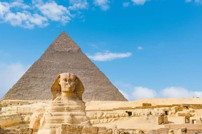 Découvrez les pyramides de gizeh, rencontrez le sphinx et explorez memphis avec un égyptologue. déjeuner inclus et prise en charge depuis le caire. réservez votre aventure dès maintenant.