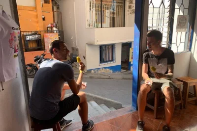 Explore a comuna 13 em medellín com um guia local, veja arte de rua vibrante, conheça moradores e ande nos famosos escadões. guia e motorista inclusos. reserve já.