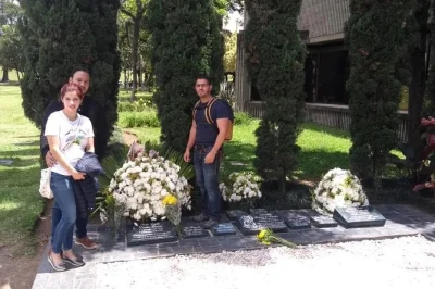 Explore as ruas de medellín com um guia local, conheça histórias reais sobre pablo escobar e veja como a cidade se transformou. experiência privada. reserve já.