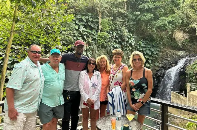 Tour de medio día en Grenada: Cascada, lago y fábrica de chocolate