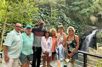 Tour de medio día en Grenada: Cascada, lago y fábrica de chocolate