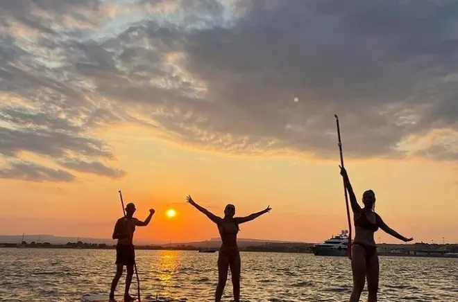 Sunset SUP in Syrakus mit Aperitif und Two Friars Felsen