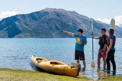 Kayak en el lago Wānaka: Remo autoguiado de regreso a la ciudad