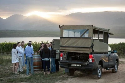 Explore as vinícolas com vista para o mar em benguela cove, hermanus. deguste cinco vinhos da propriedade e aproveite um safari guiado. reserve já para um dia inesquecível.