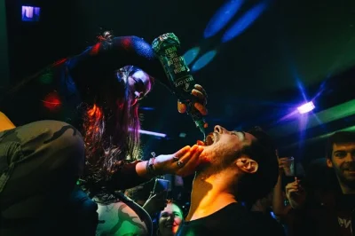 Porto, ruta de bares con 6 copas incluidas, entrada sin colas a club y ambiente internacional. reserva ya tu noche perfecta en porto.