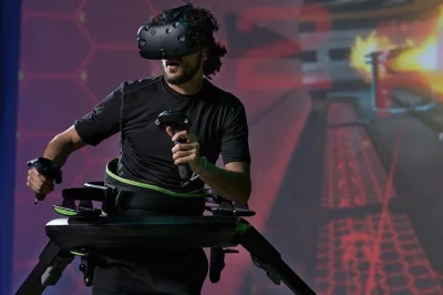 Vive la primera arena omni vr de auckland con una aventura multijugador en realidad virtual. todo el equipo incluido, juega en equipo o compite—reserva ya tu lugar.
