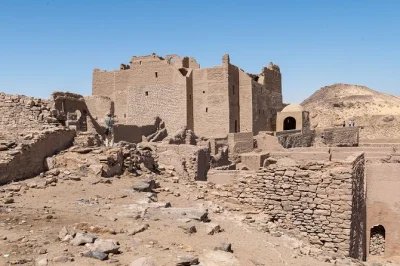 Esplora le tombe dei nobili e il monastero di san simone ad assuan con una barca privata e un cammello, accompagnato da un egittologo francofono. include biglietti e trasferimenti.