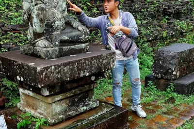 Descubra o santuário de my son ao nascer do sol com guia local, traslado do hotel, café fresquinho e caminhada tranquila pelos templos. ingressos e retorno incluídos.