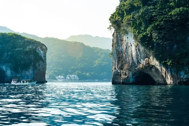 Scuba Diving Los Arcos ab Sayulita: Vulkanische Wände