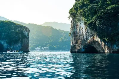 Plongée sous-marine à Los Arcos depuis Sayulita : Murs volcaniques