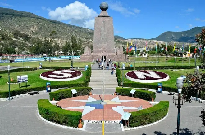 Middle of the World Monument tour: Stand on equator