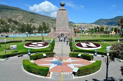 Monumento alla metà del mondo: Metti un piede su ogni emisfero